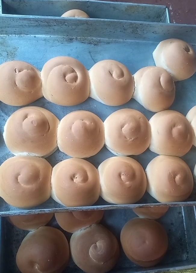 Swirl pattern baked buns